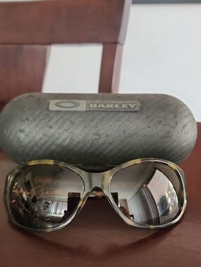 Oakley Women’s Tortoiseshell Frame Sunglasses with Brown Gradient Lenses